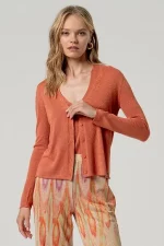 Cárdigan cuello pico abotonado