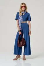 Mono con escote cruzado