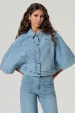 Cazadora corta tipo capa