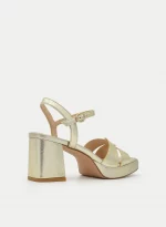 Sandalia dorada metalizada con plataforma y tacón ancho - Imagen 4