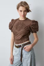 Blusa encaje hombros abullonados - Imagen 3