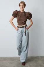 Blusa encaje hombros abullonados - Imagen 4