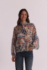 Blusa con estampado floral y detalle de lazo