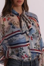 Blusa con estampado floral y detalle de lazo - Imagen 2