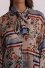 Blusa con estampado floral y detalle de lazo - Imagen 4