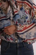 Blusa con estampado floral y detalle de lazo - Imagen 5