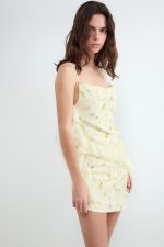 Vestido corto estampado de flores - Imagen 2