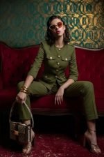 Chaqueta estilo militar con botón joya dorado