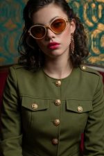 Chaqueta estilo militar con botón joya dorado - Imagen 3