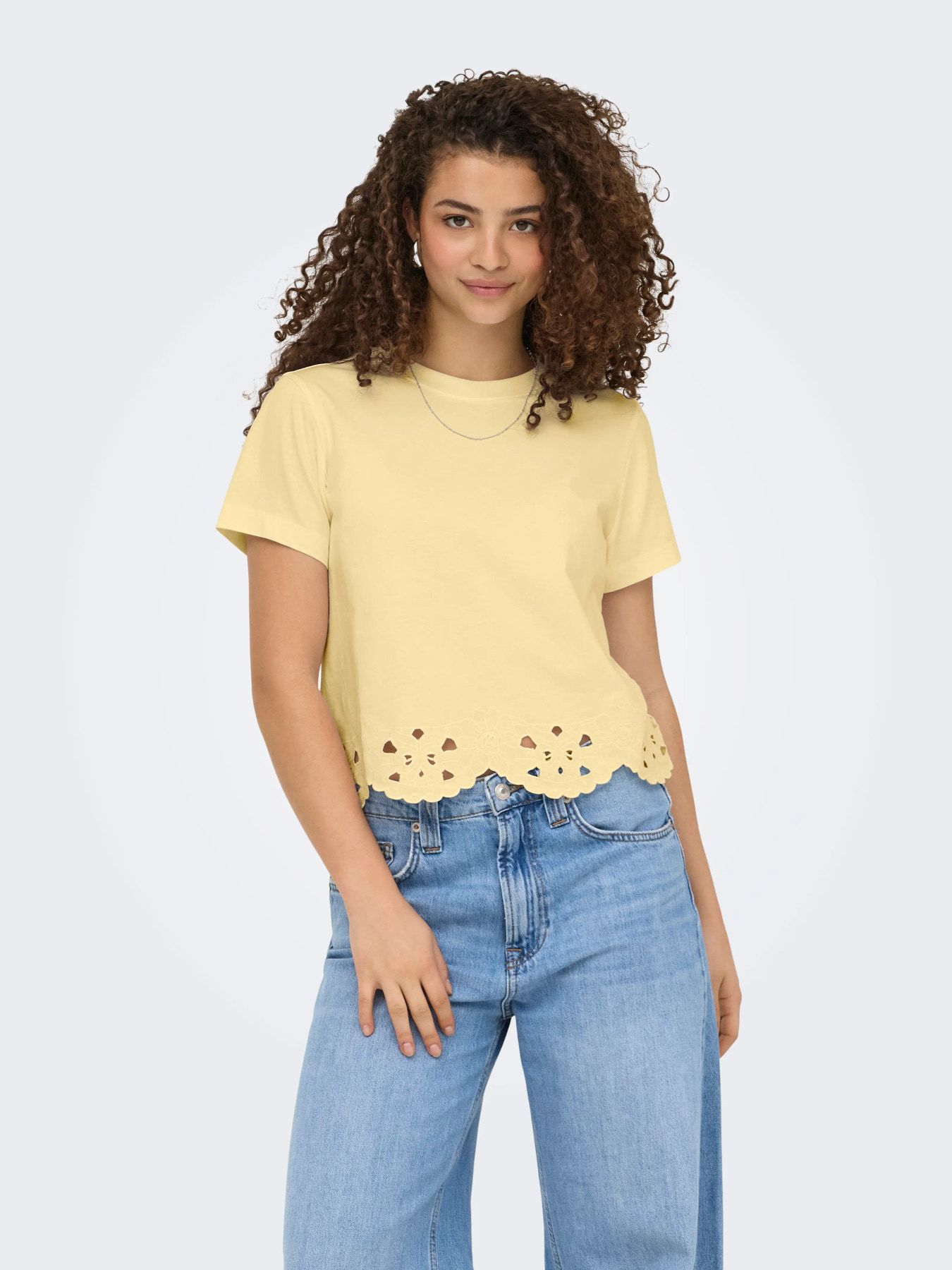 F_15375800_M_5029884_Front_1 Camiseta bajo flores bordadas Aurora - Imagen 1