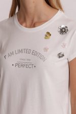 Camiseta "I'am limited edition" con detalles de pedrería - Imagen 3