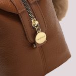 Bolso_de_asa_superior_con_detalle_para_colgar_1.jpg