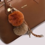 Bolso_de_asa_superior_con_detalle_para_colgar_10.jpg