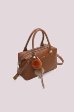 Bolso_de_asa_superior_con_detalle_para_colgar_3.jpg