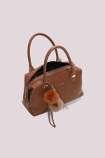 Bolso_de_asa_superior_con_detalle_para_colgar_4.jpg
