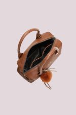 Bolso_de_asa_superior_con_detalle_para_colgar_5.jpg