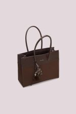 Bolso_de_mano_con_charm_y_corazn_3.jpg