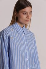 Camisa_de_rayas_con_aplicaciones_delanteras_1.jpg