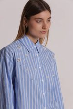 Camisa_de_rayas_con_aplicaciones_delanteras_3.jpg