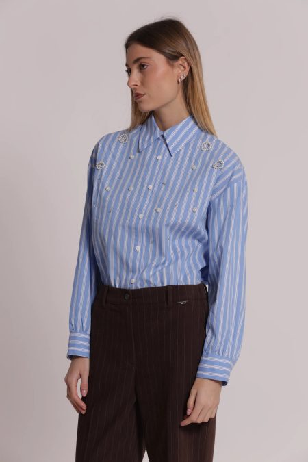 Camisa_de_rayas_con_aplicaciones_delanteras_5.jpg