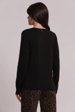 Camiseta_de_manga_larga_con_transparencias_en_los_hombros_2.jpg