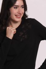 Camiseta_de_manga_larga_con_transparencias_y_pedrera_3.jpg