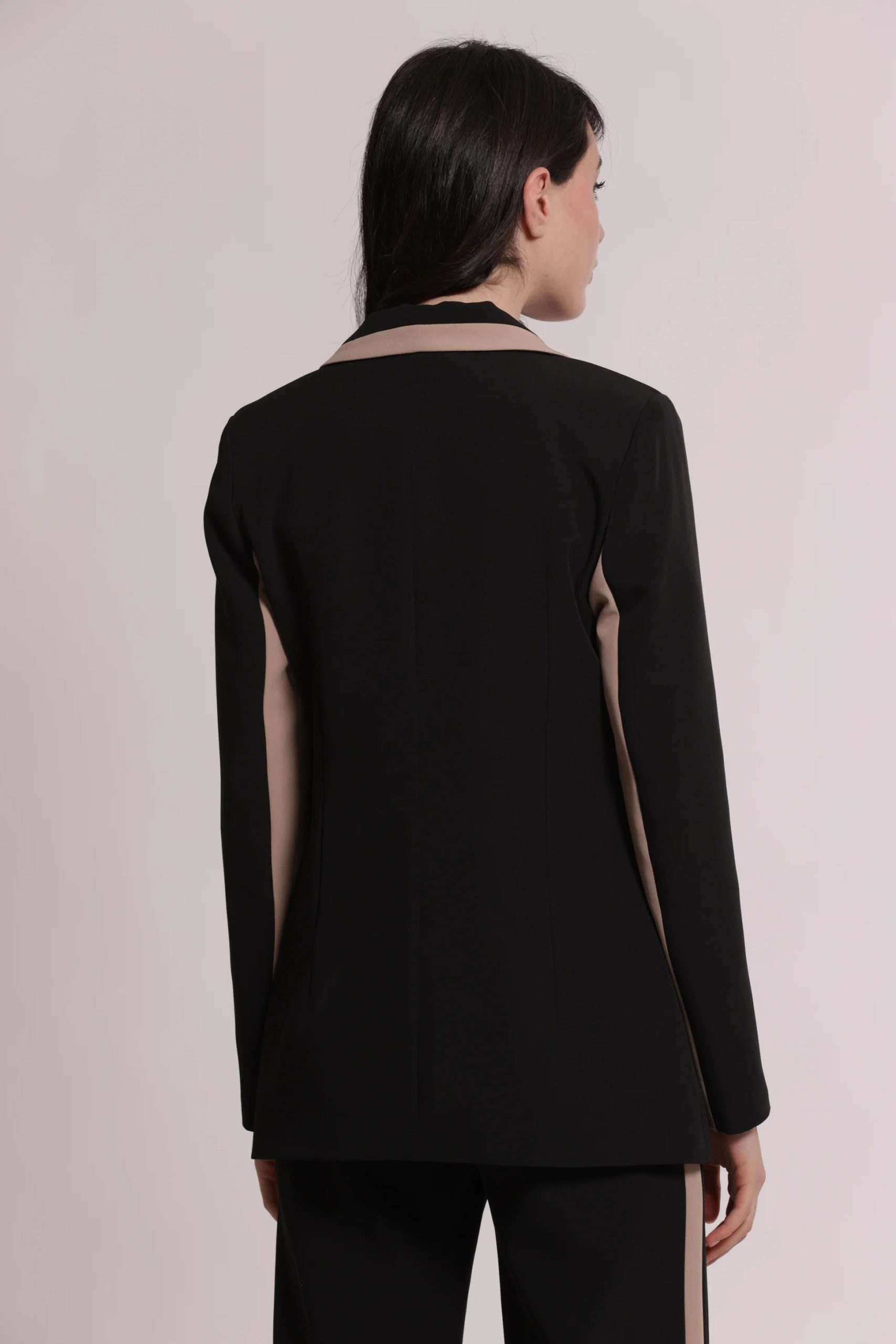 Chaqueta_larga_bicolor_de_tejido_tcnico_2.jpg
