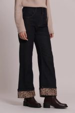 Jeans_con_puos_y_estampado_animal_3.jpg