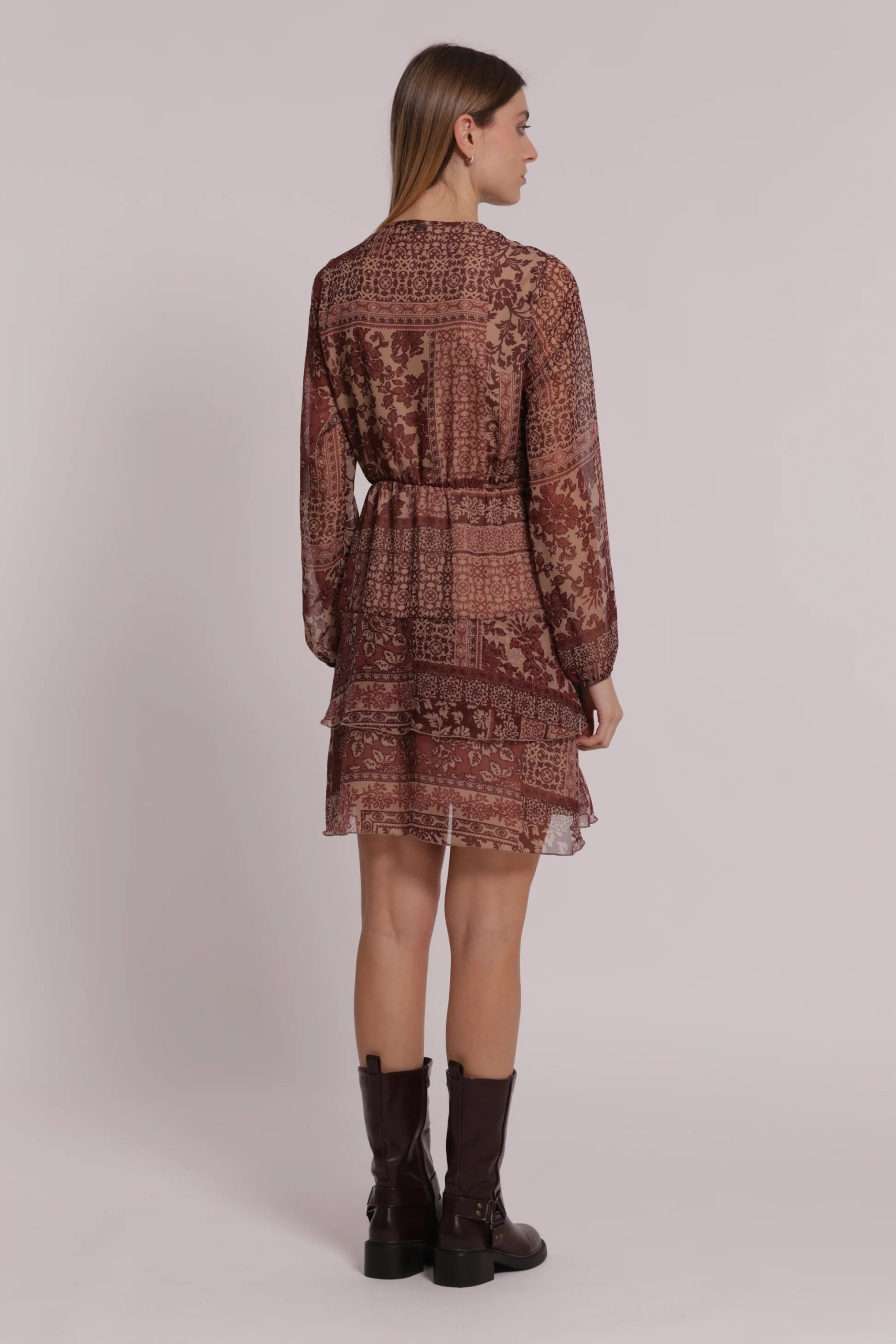 Vestido_corto_con_escote_pico_y_estampado_floral_de_patchwork_1.jpg