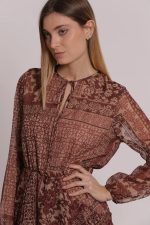 Vestido_corto_con_escote_pico_y_estampado_floral_de_patchwork_2.jpg