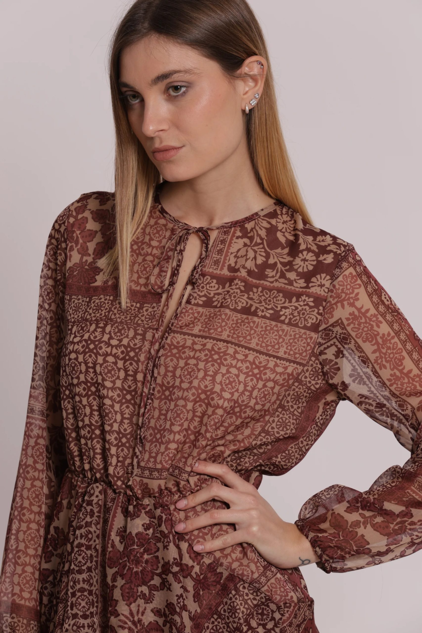 Vestido_corto_con_escote_pico_y_estampado_floral_de_patchwork_2.jpg