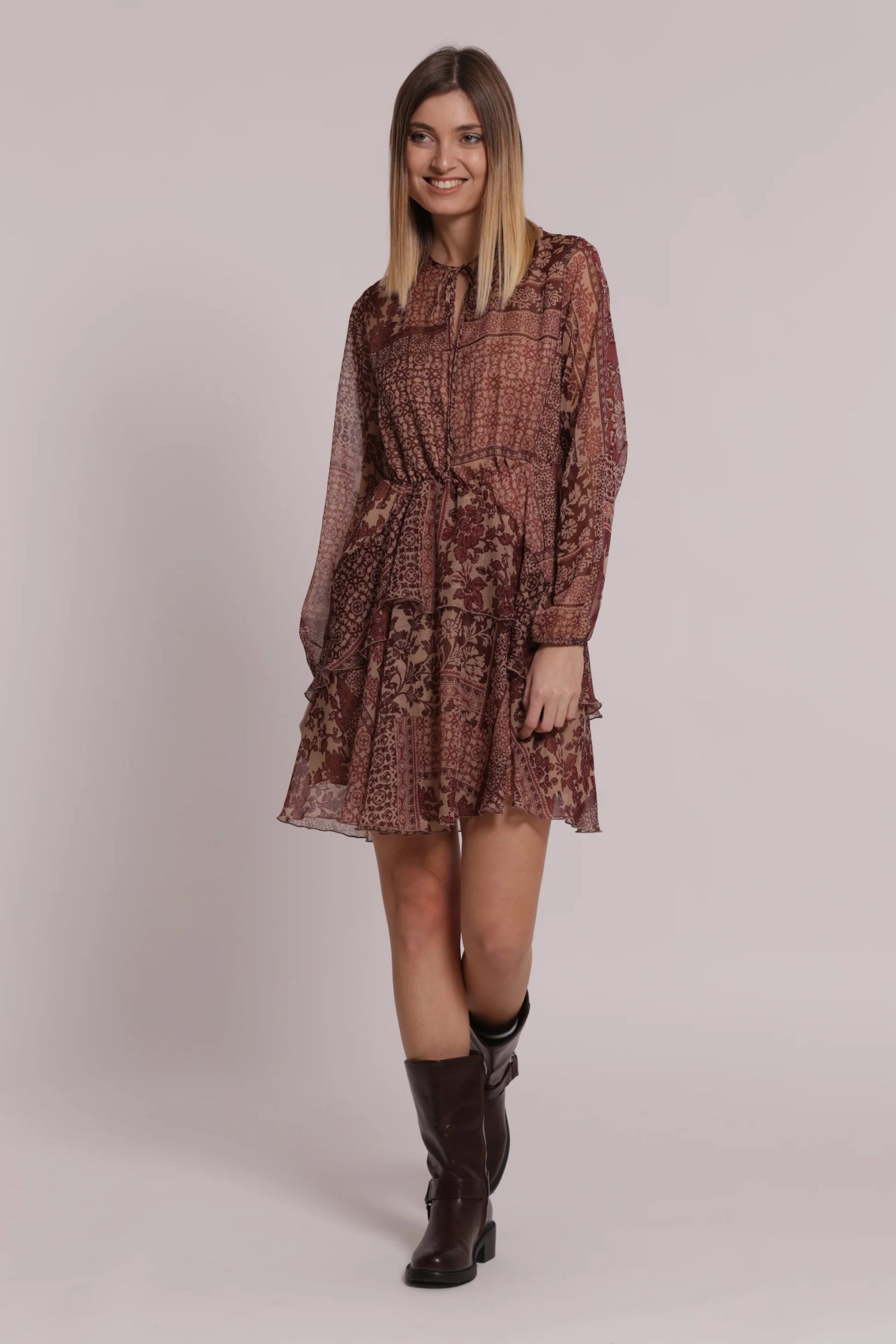 Vestido_corto_con_escote_pico_y_estampado_floral_de_patchwork_3.jpg Vestido_corto_con_escote_pico_y_estampado_floral_de_patchwork_3.jpg