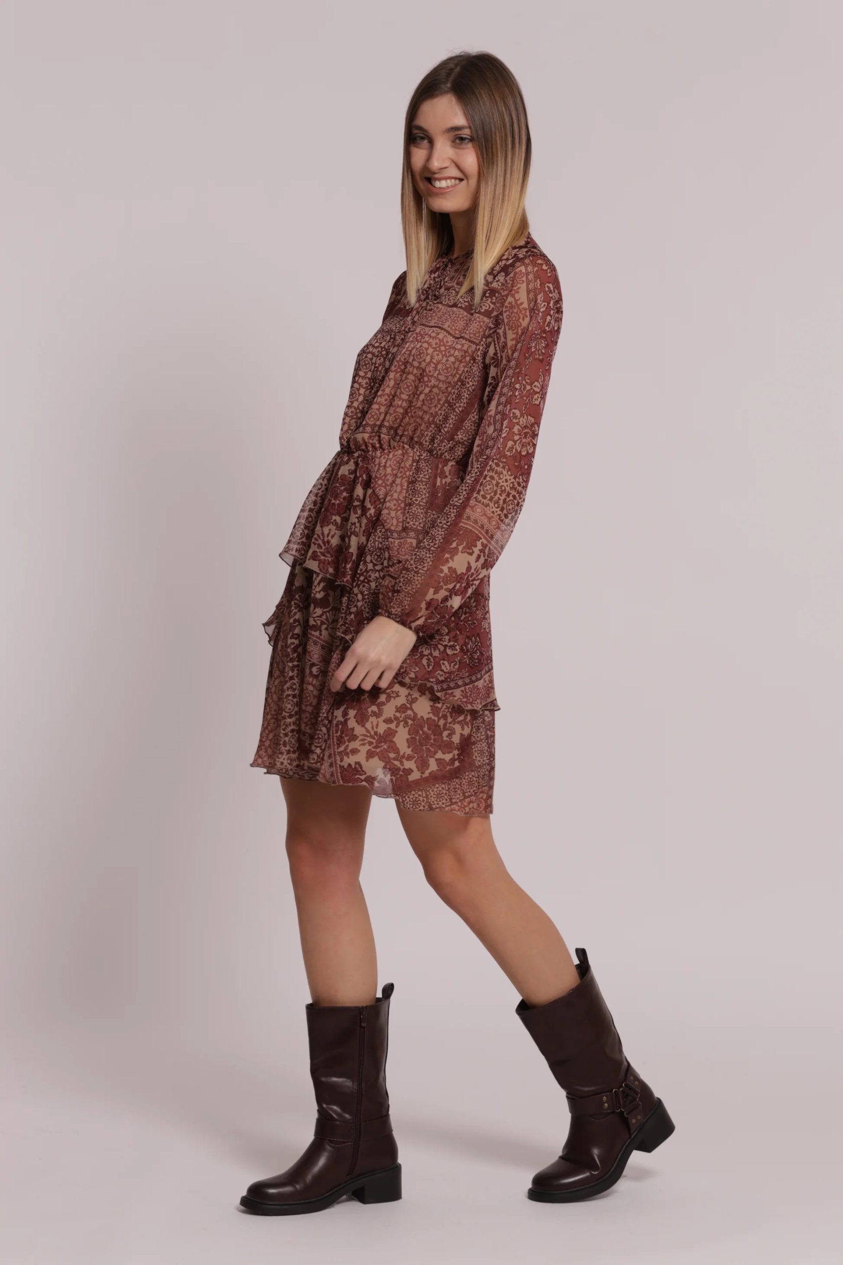 Vestido_corto_con_escote_pico_y_estampado_floral_de_patchwork_4.jpg